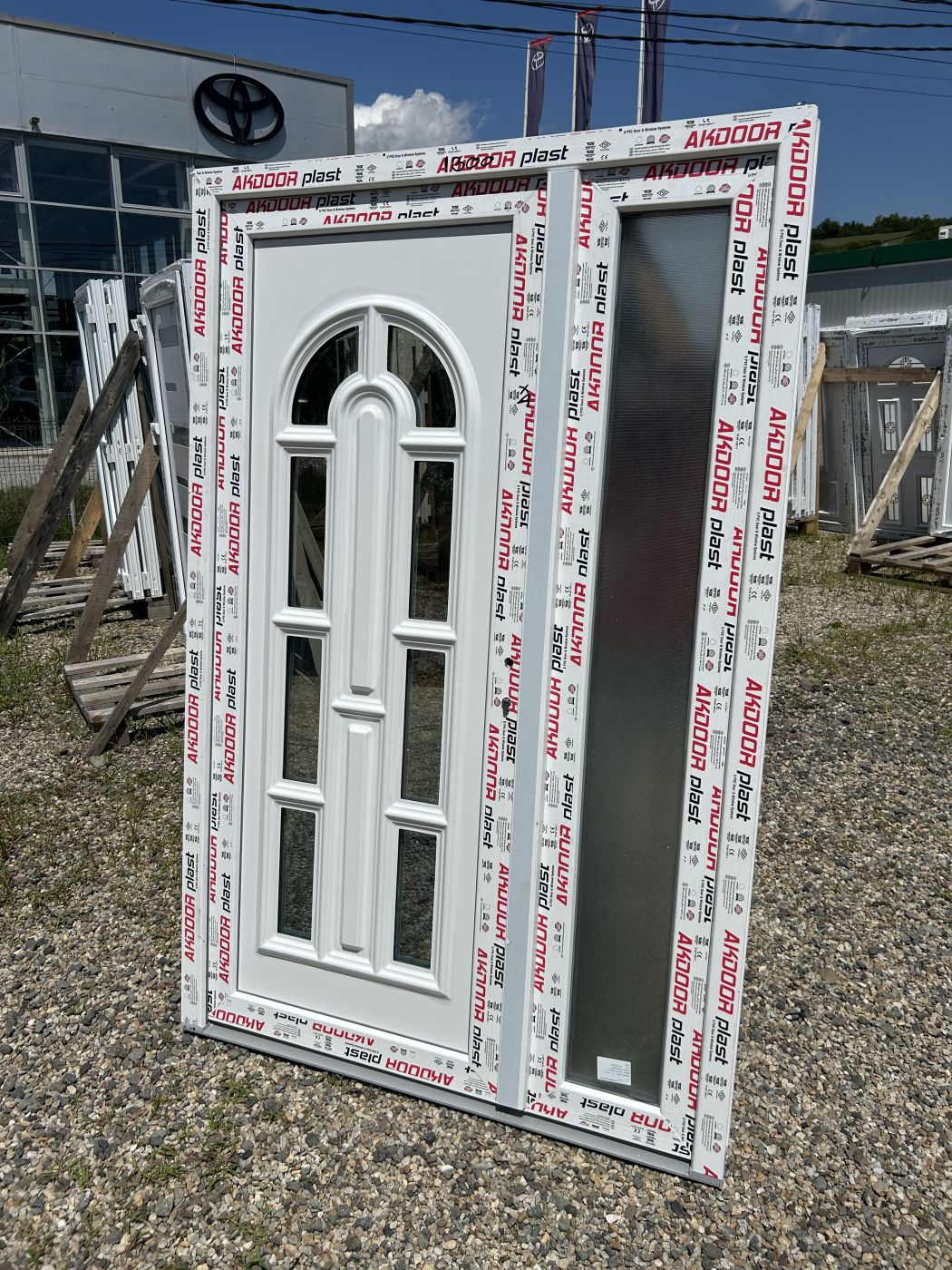 Ușă de intrare dublă cu panel decorativ 