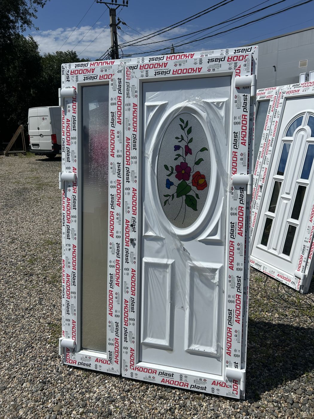 Ușă de intrare dublă cu panel decorativ 
