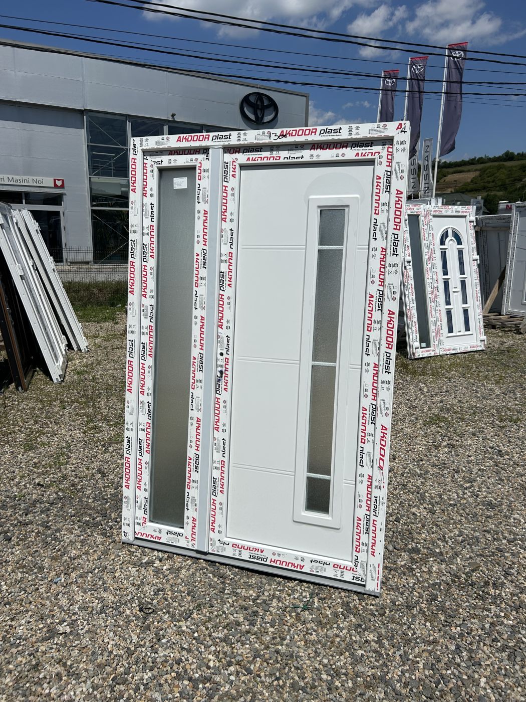 Ușă de intrare dublă cu panel decorativ 