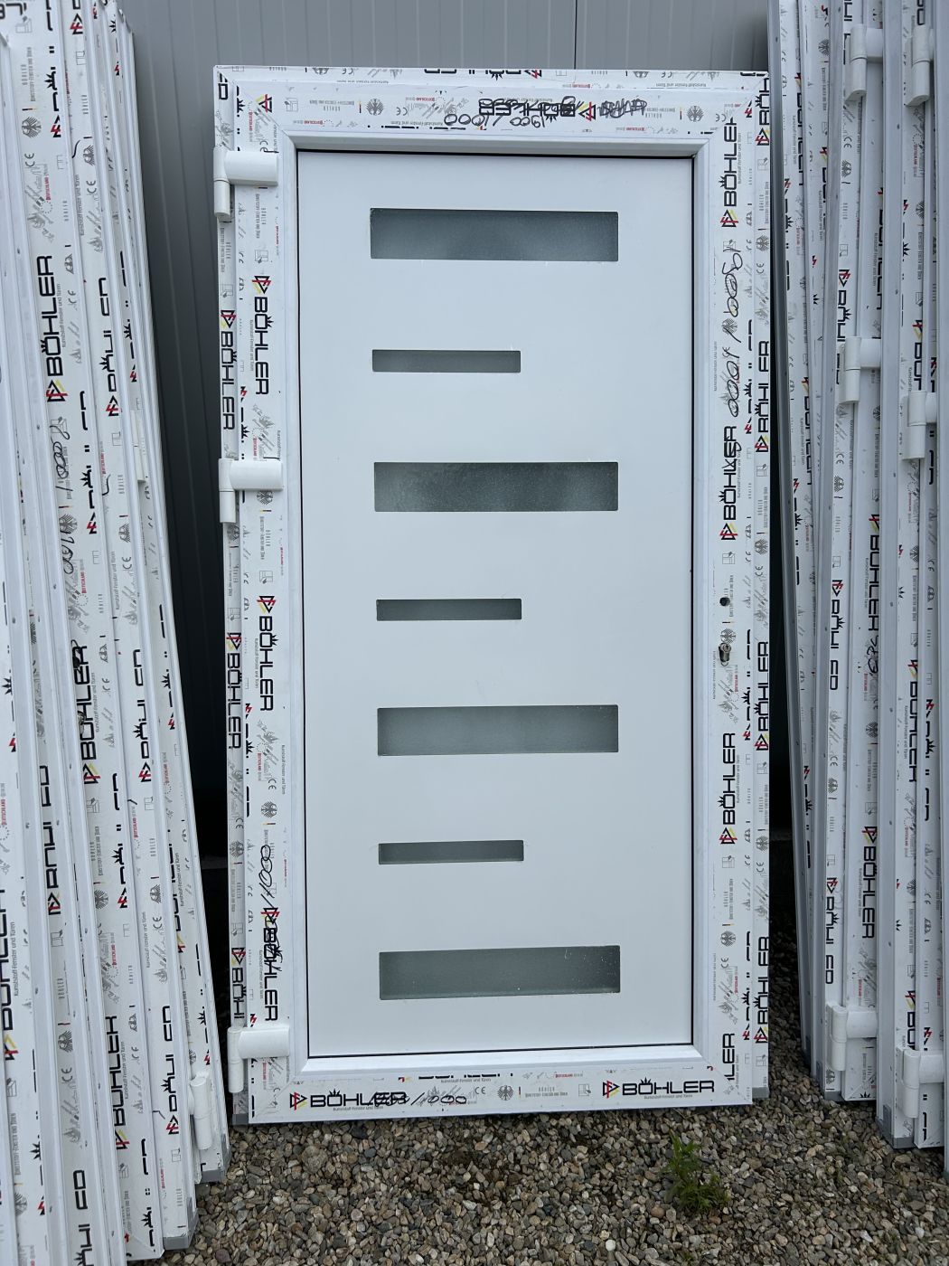 Ușă de intrare alb cu panel decorativ 