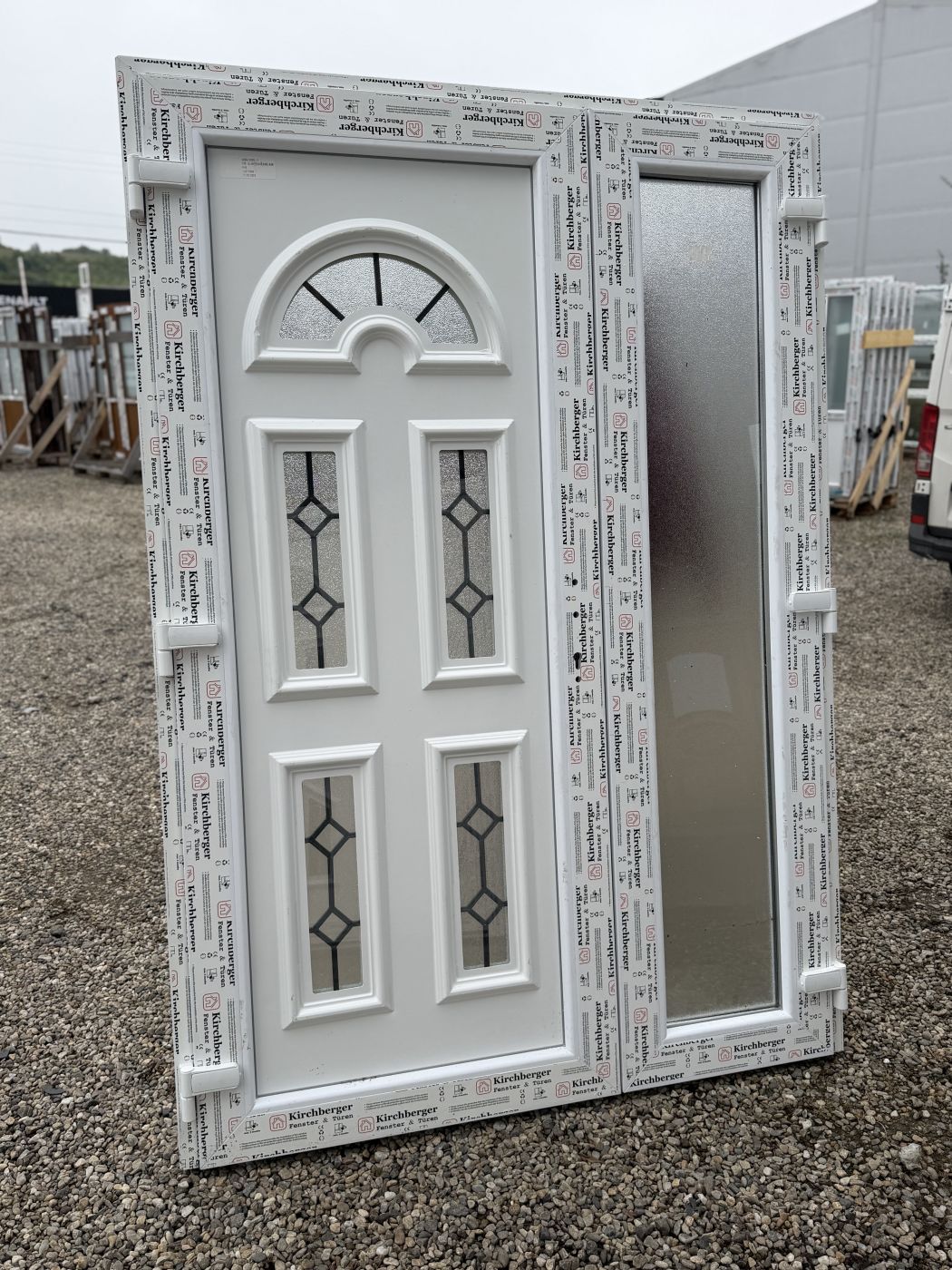 Ușă de intrare cu panel decorativ 