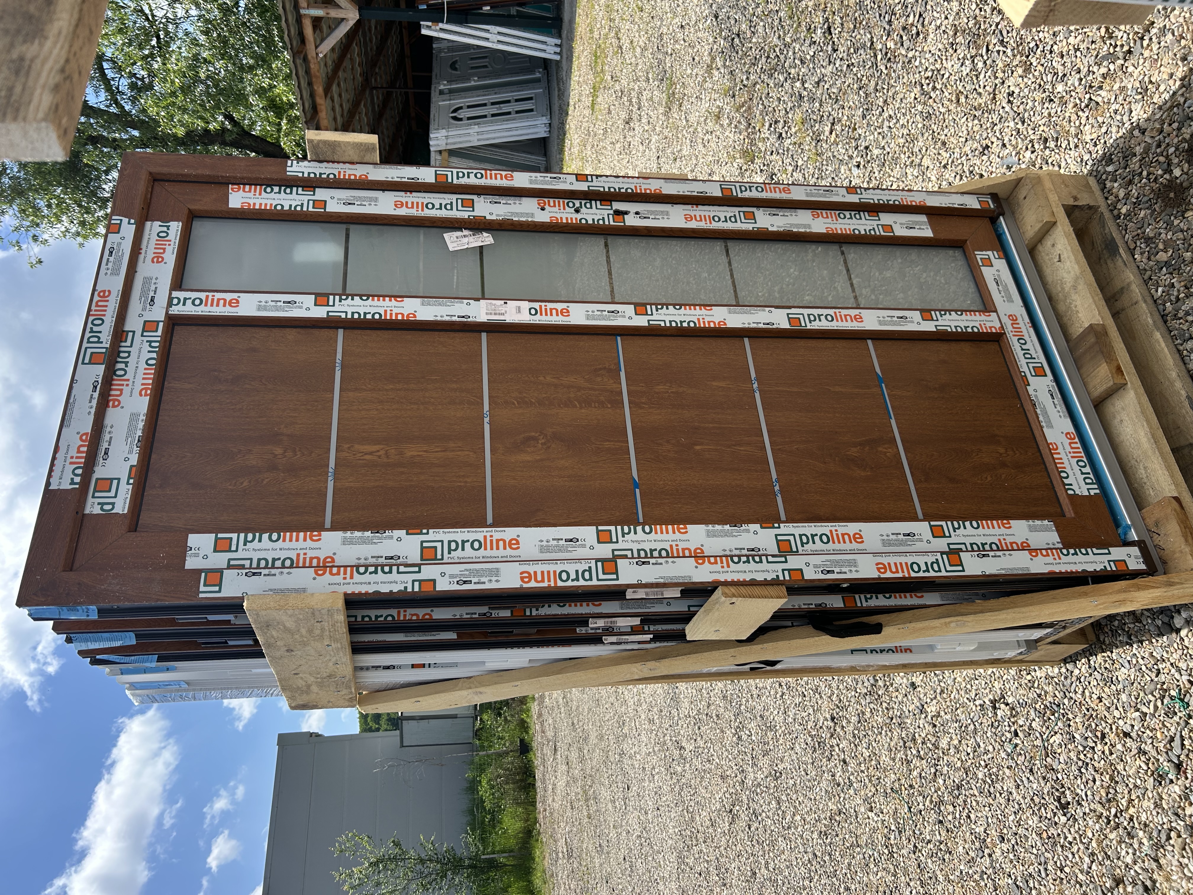 Ușă de intrare cu inserții de inox 