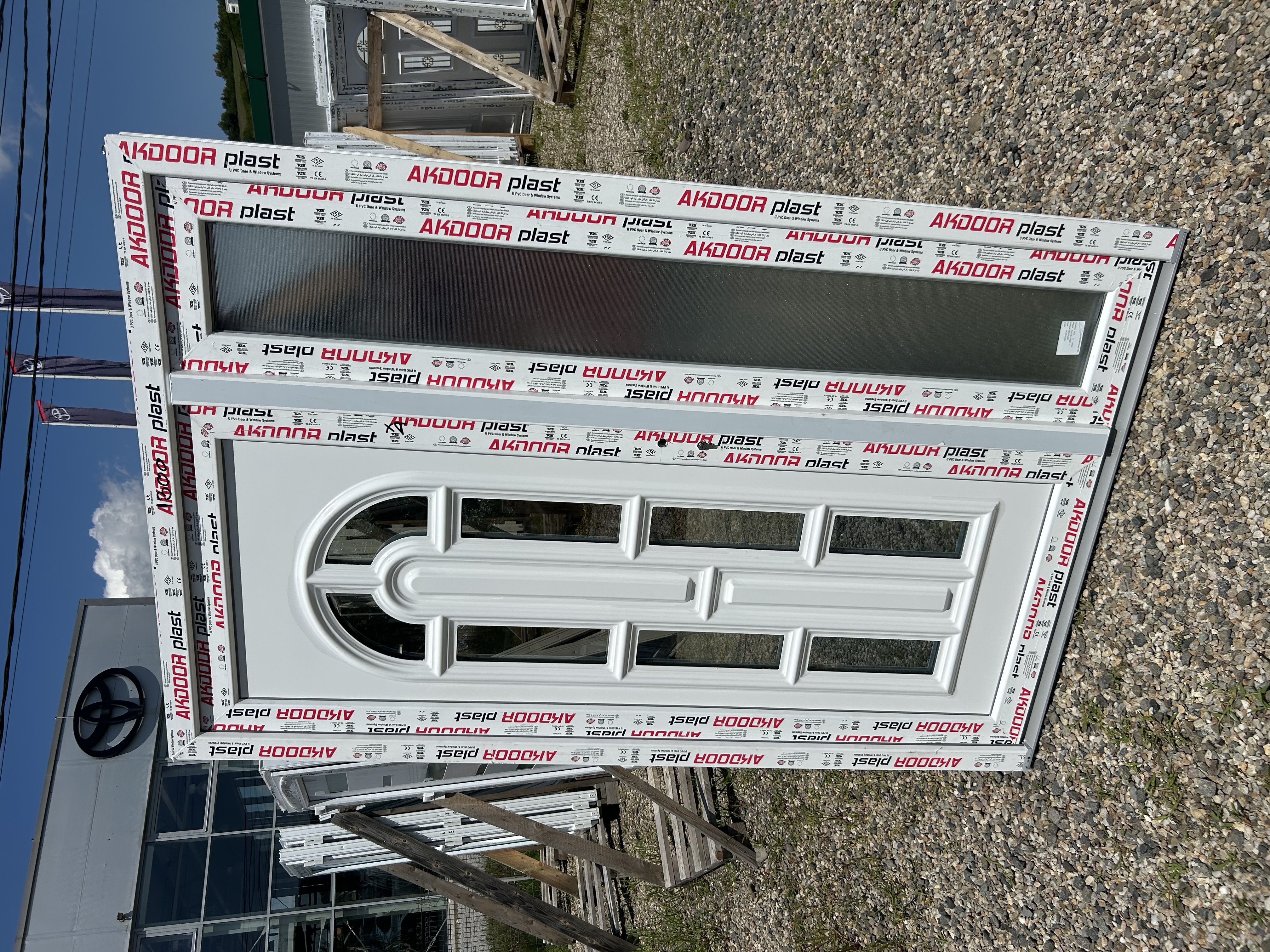 Ușă de intrare dublă cu panel decorativ 
