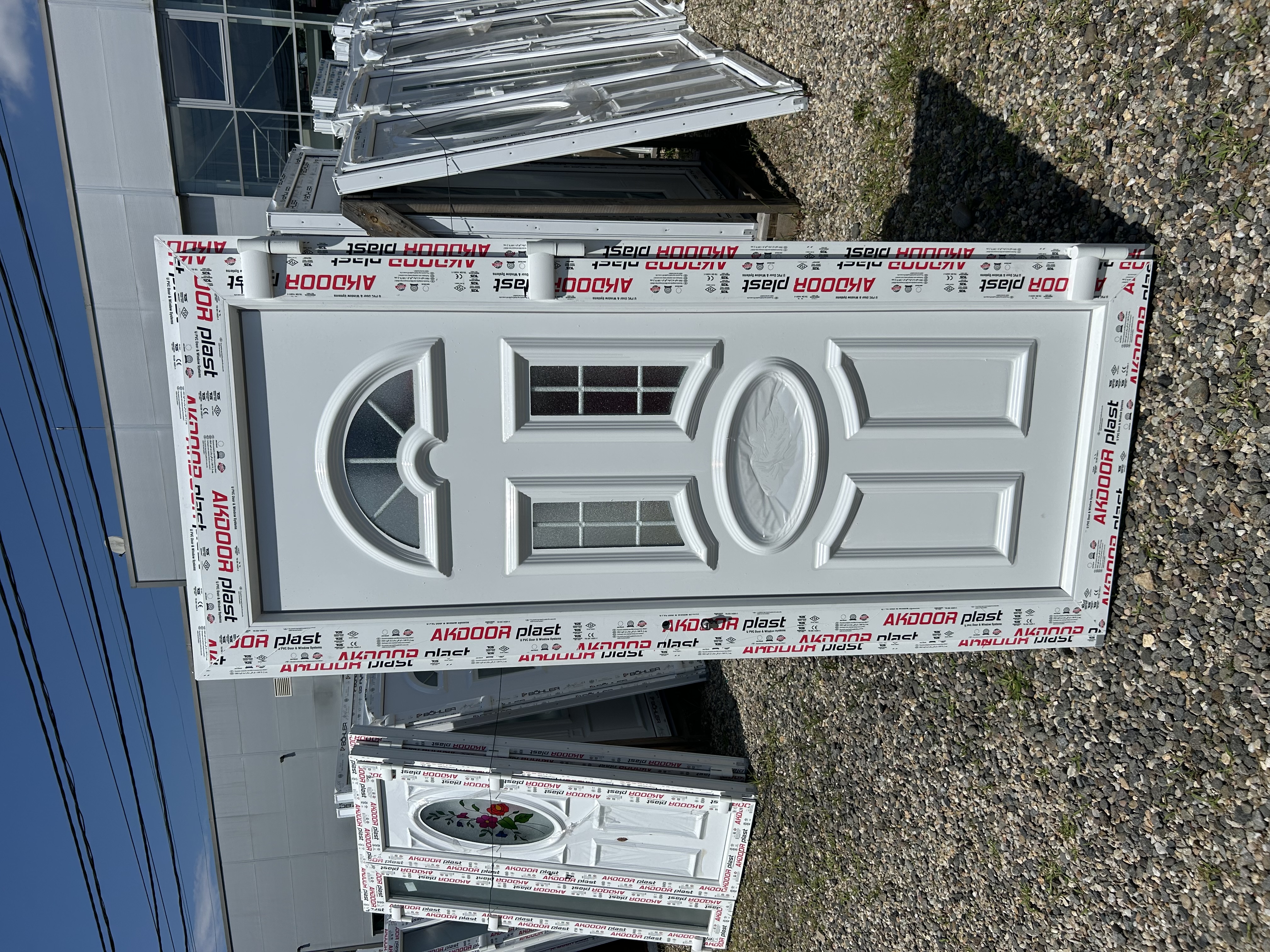 Ușă de intrare alb cu panel decorativ  - Imaginea 2