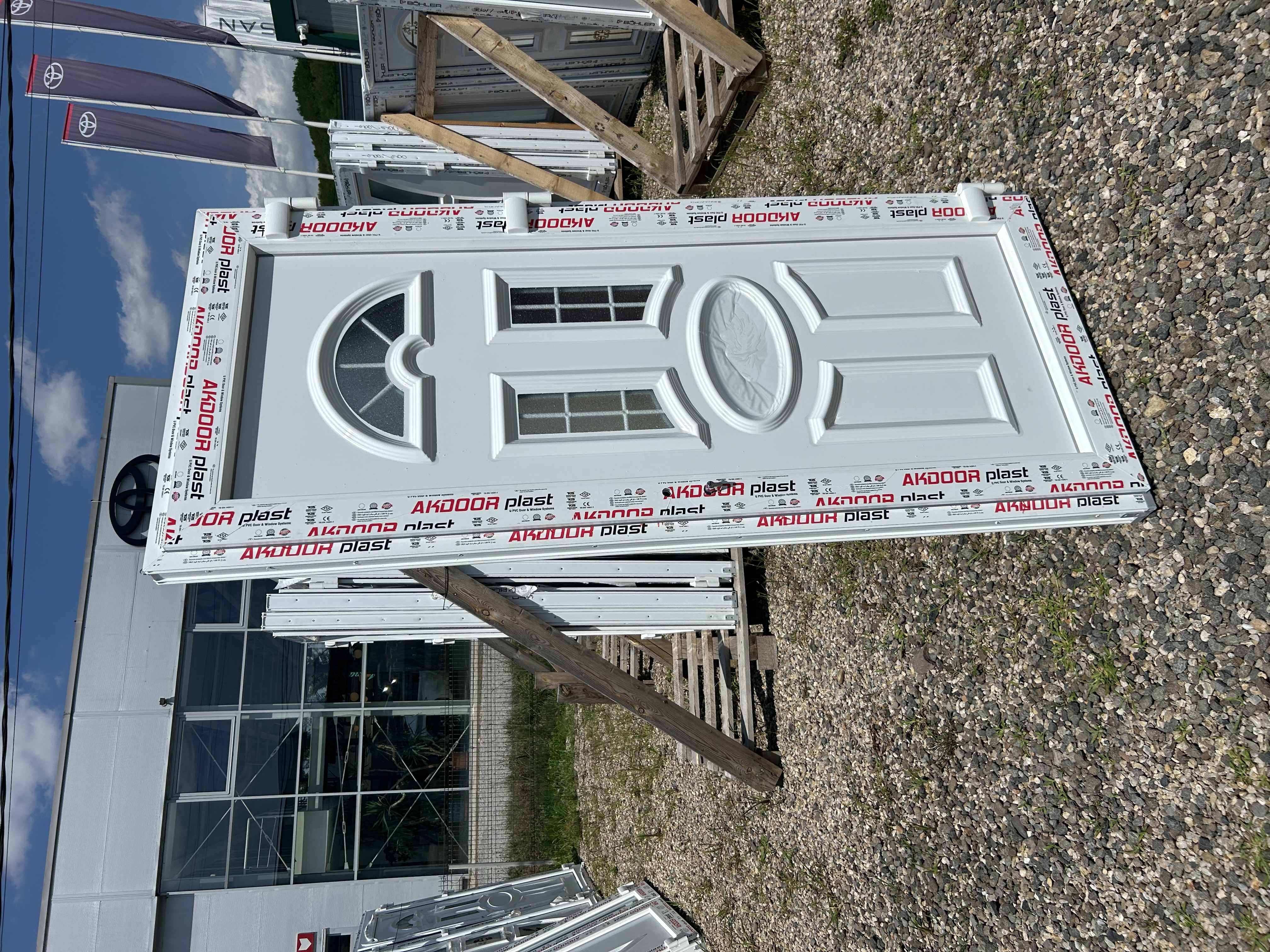 Ușă de intrare alb cu panel decorativ  - Imaginea 4