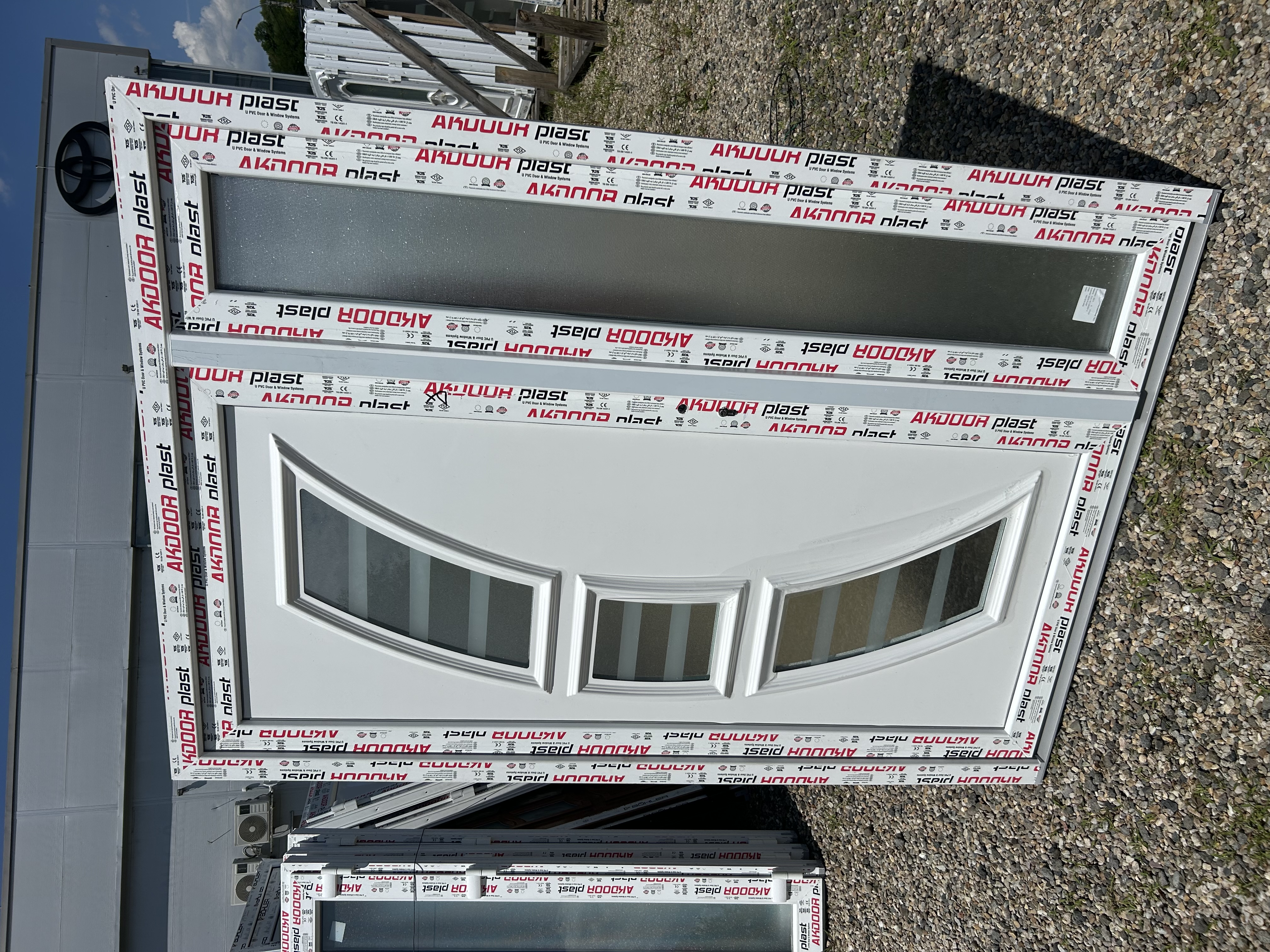 Ușă de intrare dublă cu panel decorativ 