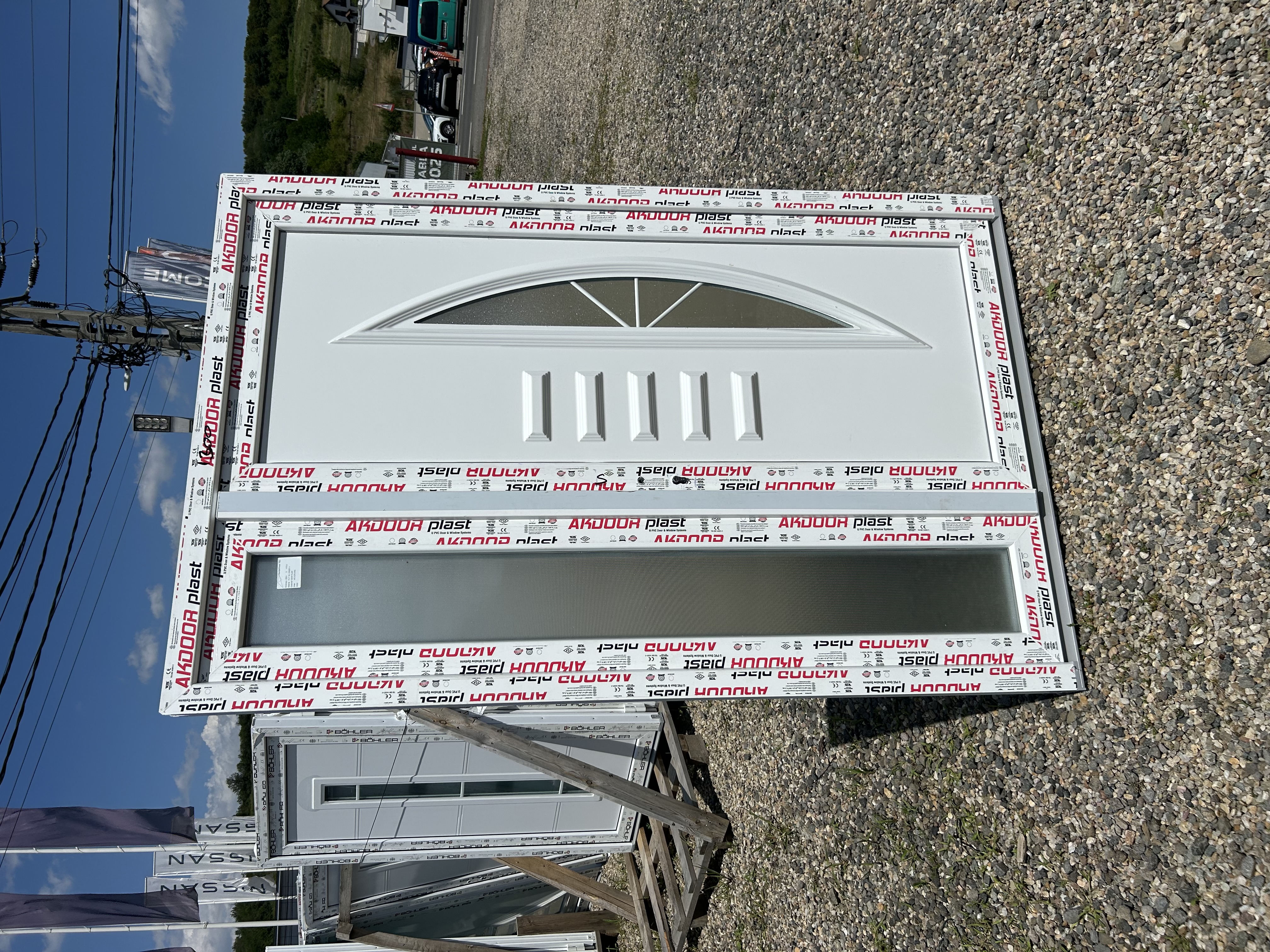 Ușă de intrare dublă cu panel decorativ 