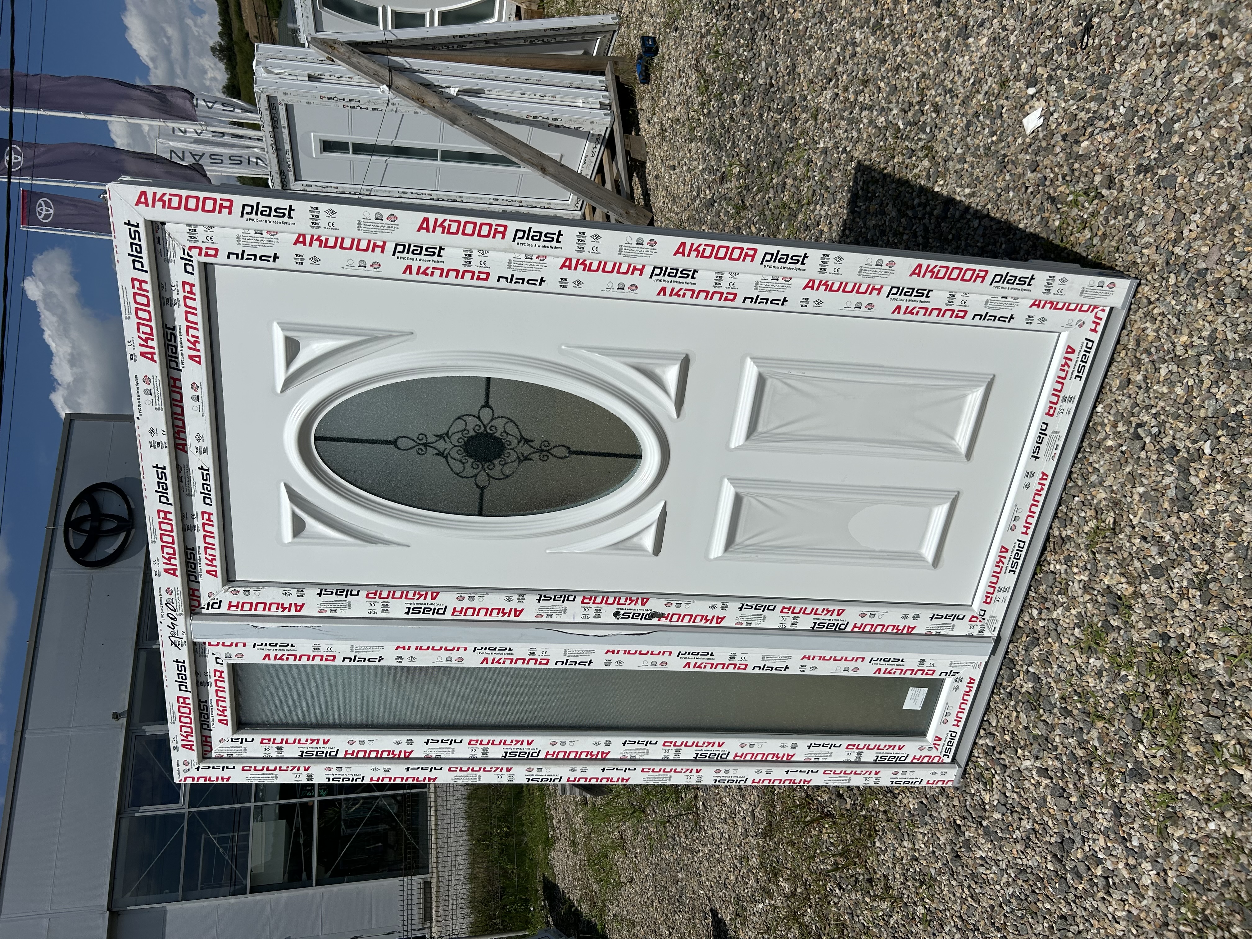 Ușă de intrare dublă cu panel decorativ 