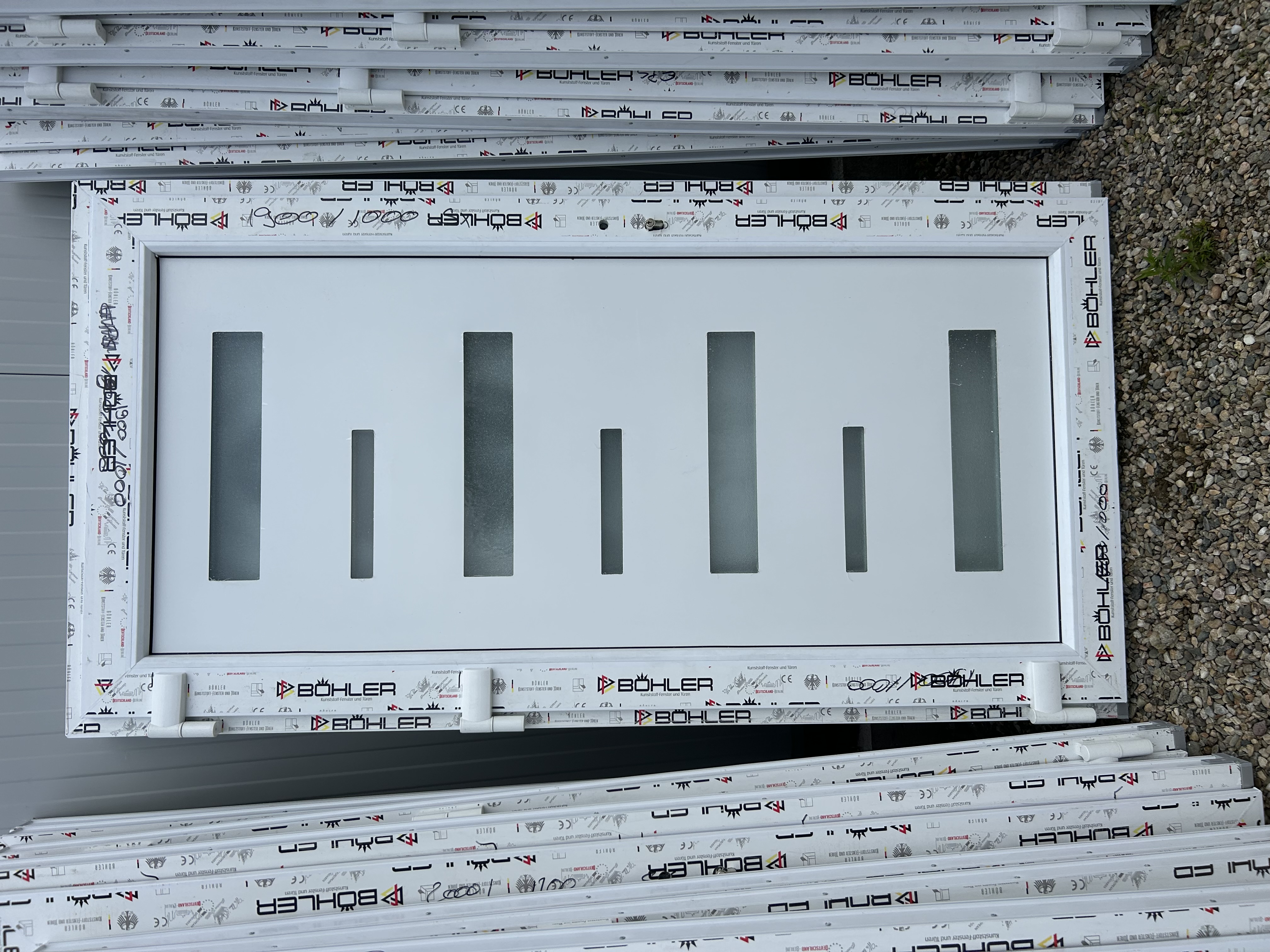 Ușă de intrare alb cu panel decorativ 