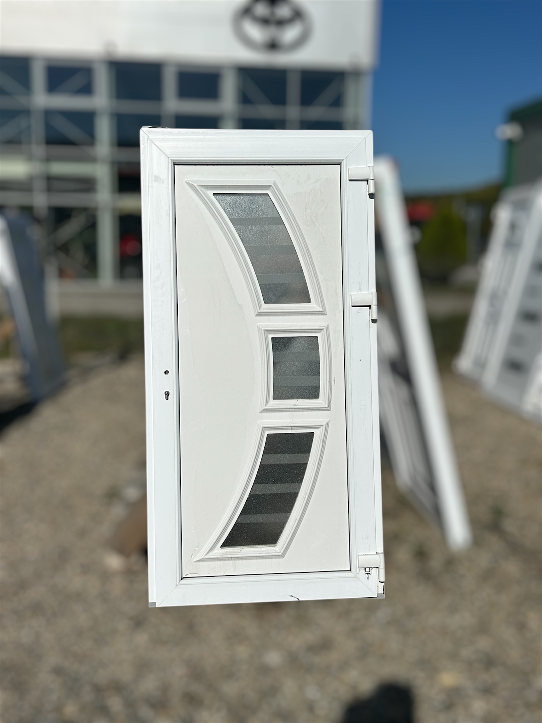 Ușă de intrare alb cu panel decorativ 
