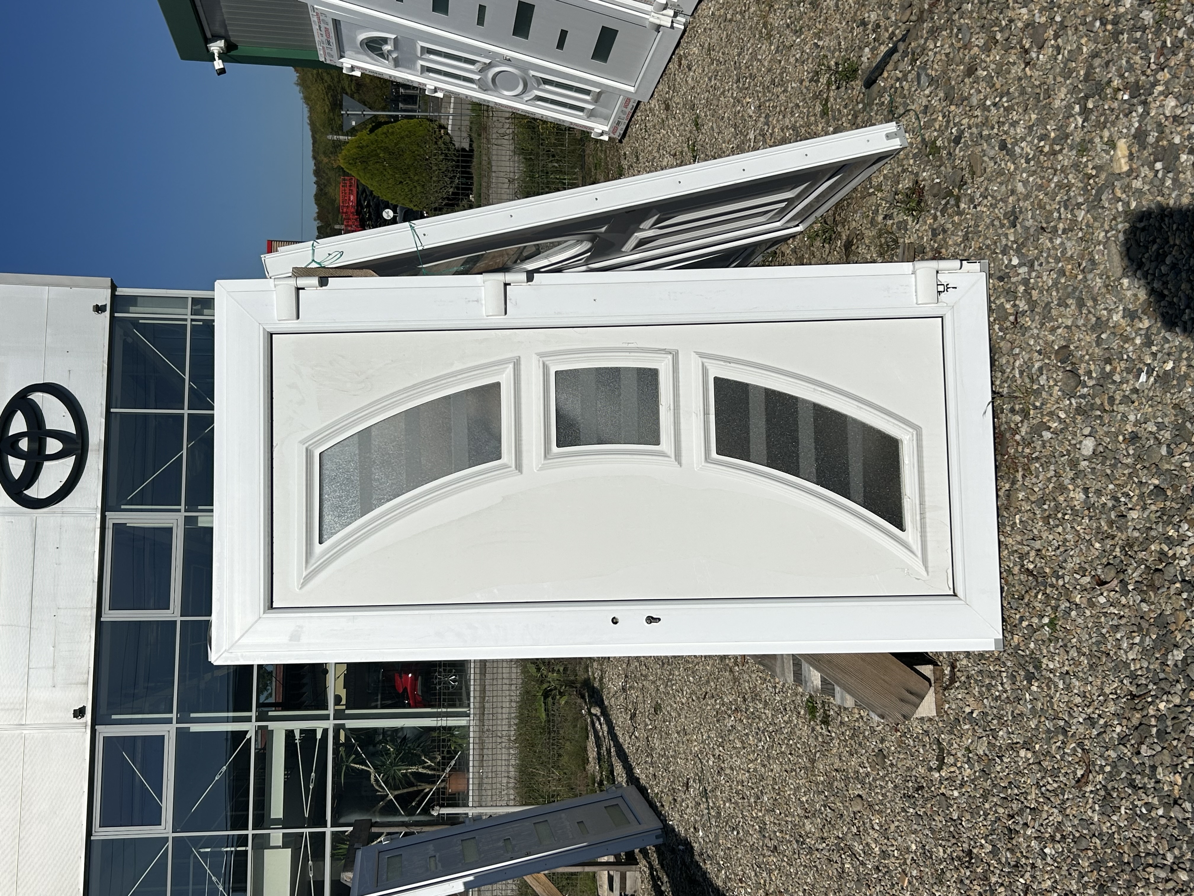 Ușă de intrare alb cu panel decorativ  - Imaginea 2