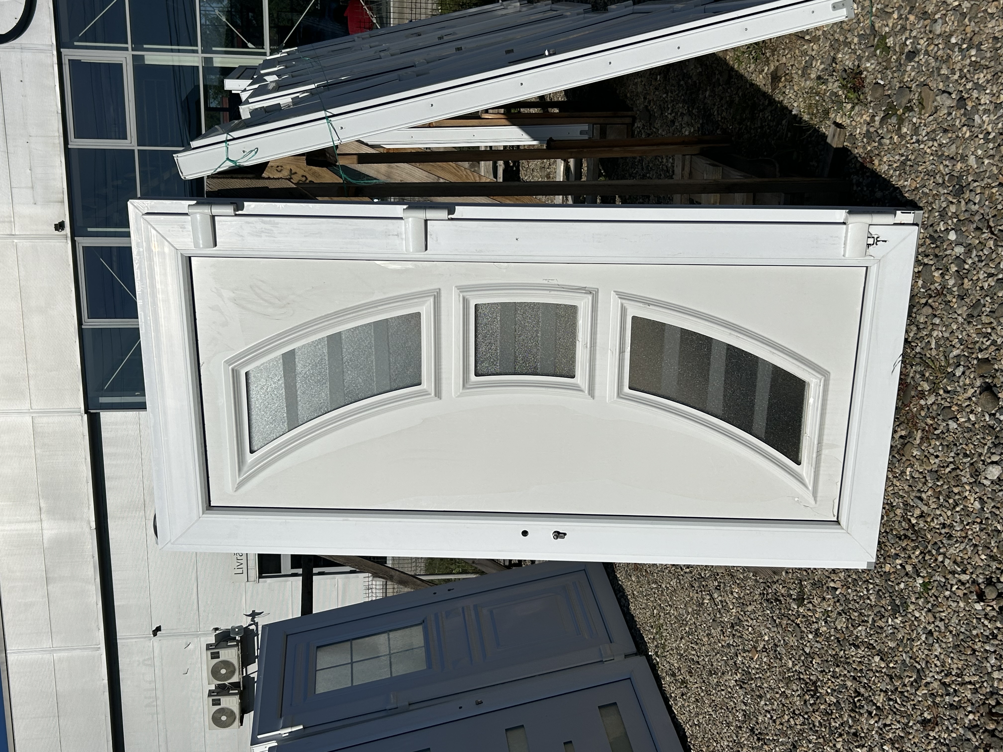 Ușă de intrare alb cu panel decorativ  - Imaginea 3