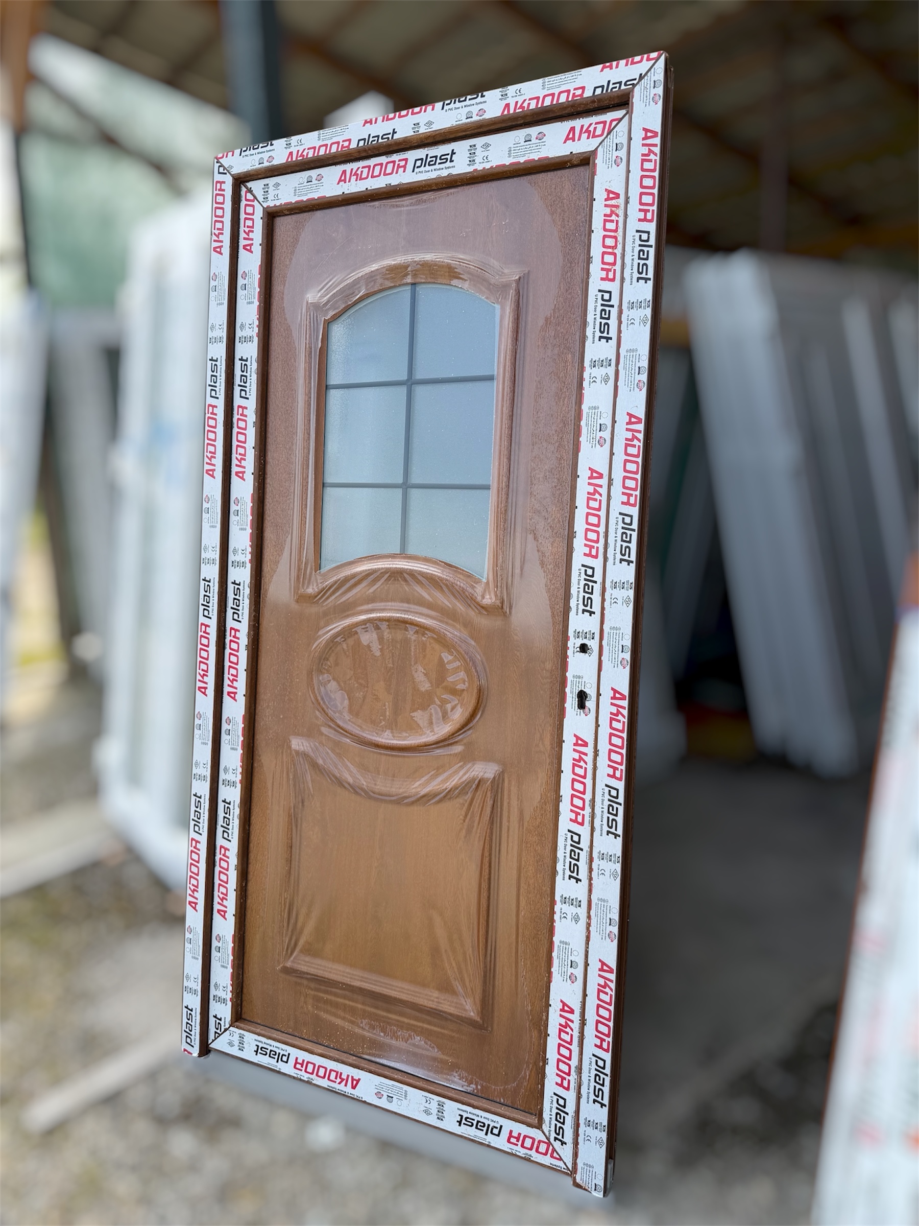 Ușă de intrare stejar auriu cu panel decorativ 