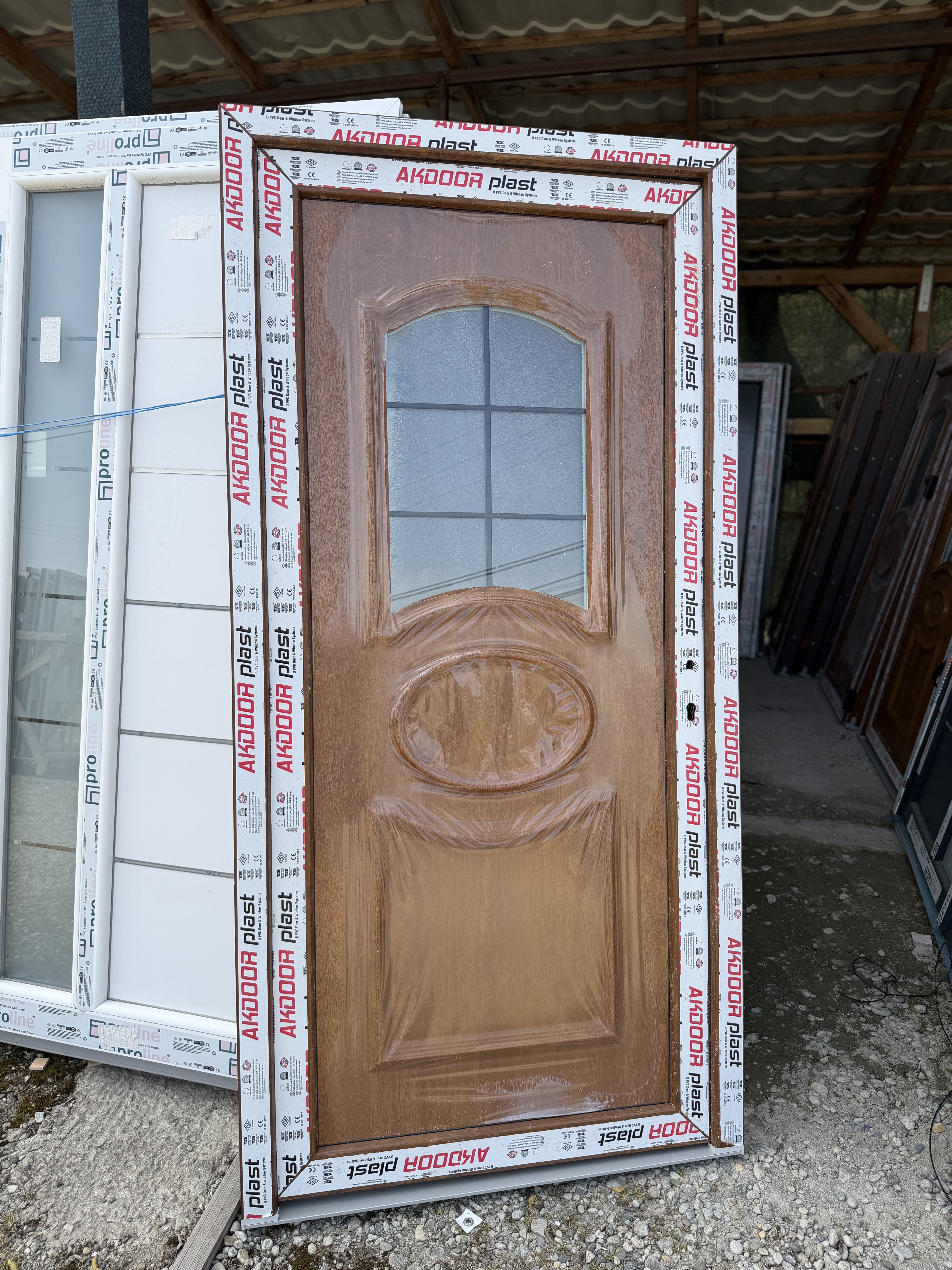 Ușă de intrare stejar auriu cu panel decorativ  - Imaginea 3