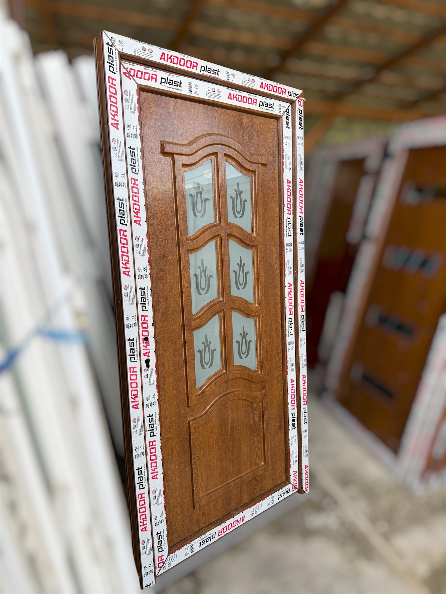 Ușă de intrare stejar auriu cu panel decorativ 