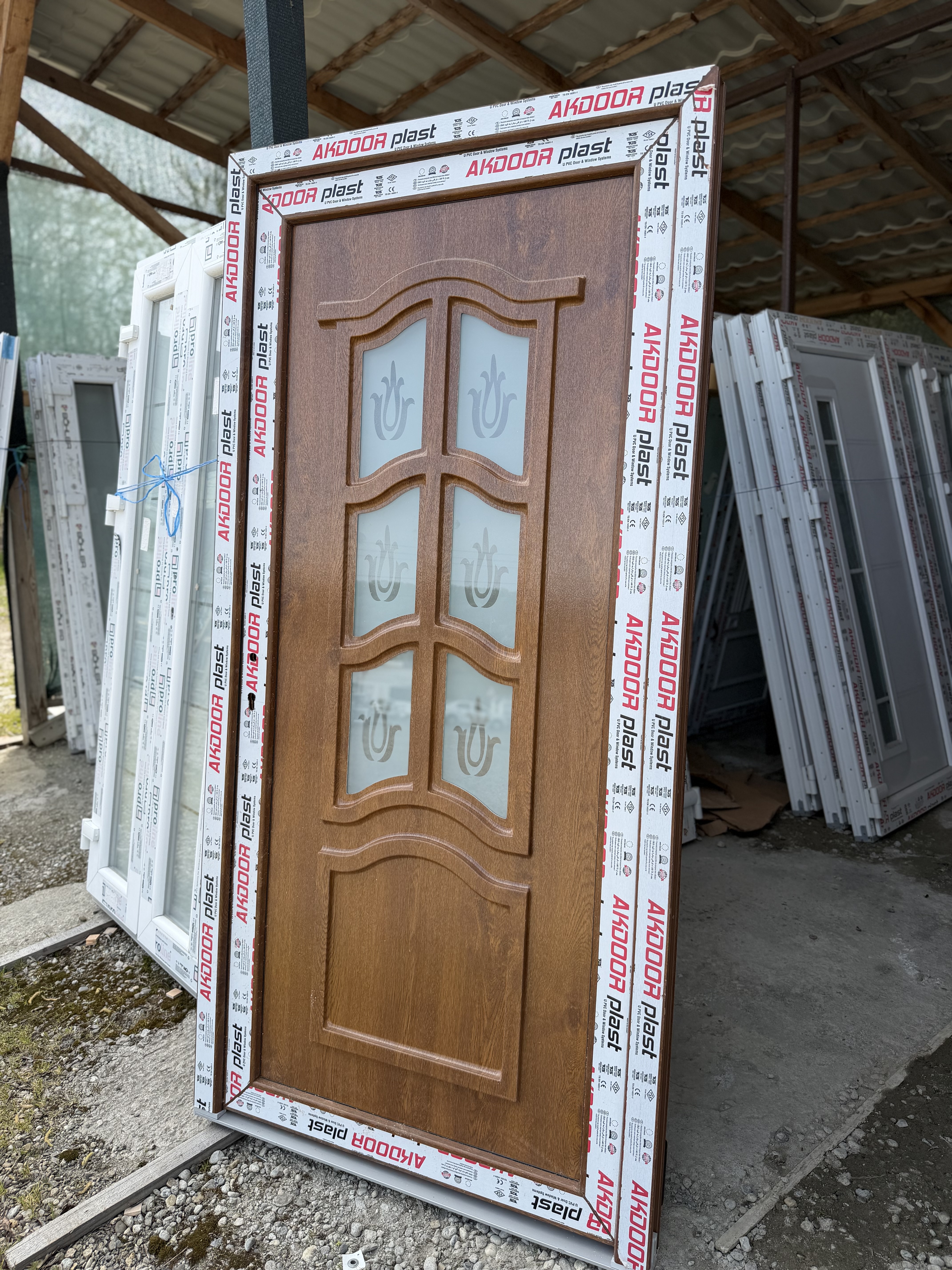 Ușă de intrare stejar auriu cu panel decorativ  - Imaginea 2