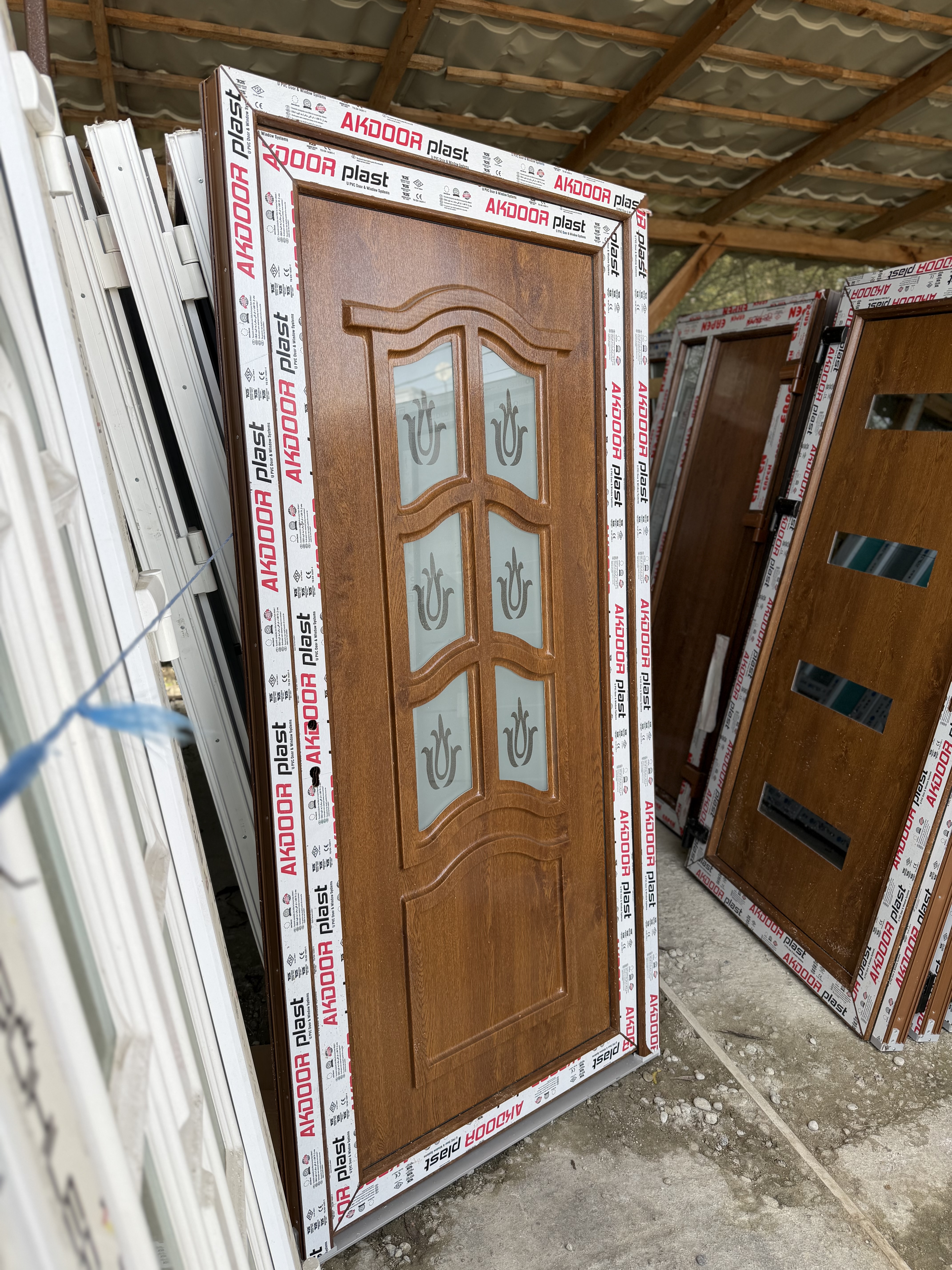 Ușă de intrare stejar auriu cu panel decorativ  - Imaginea 4