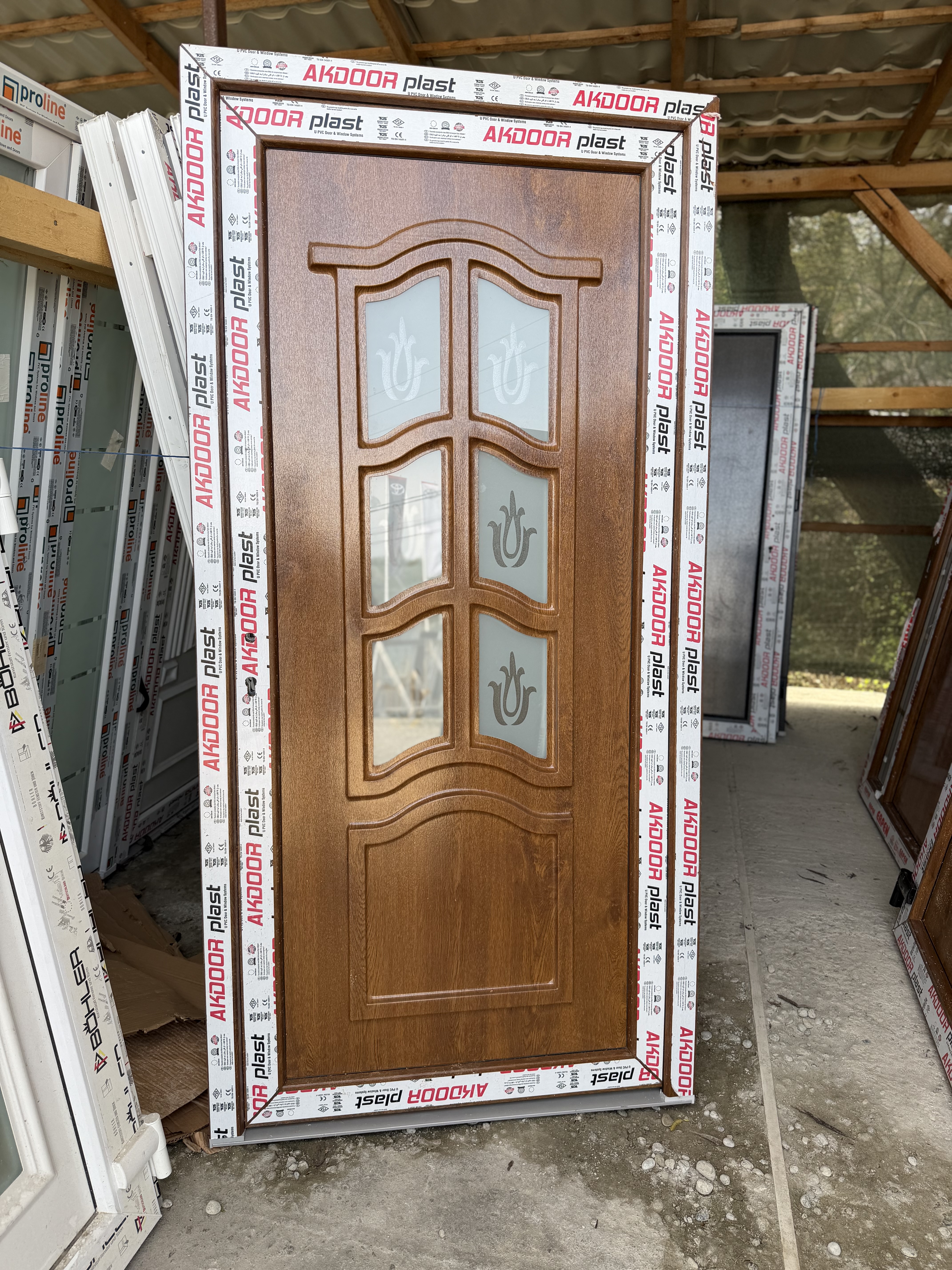 Ușă de intrare stejar auriu cu panel decorativ  - Imaginea 5