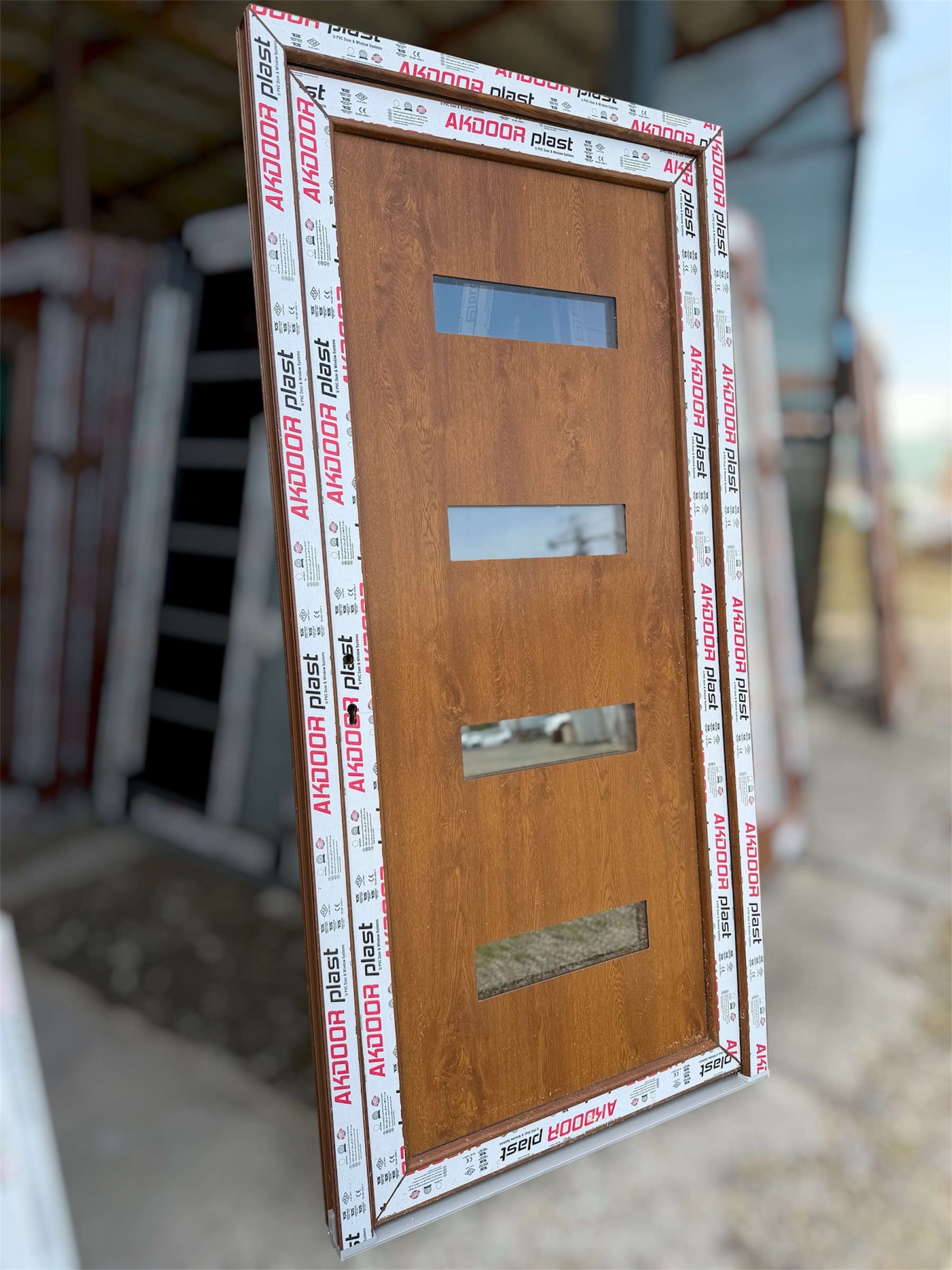 Ușă de intrare stejar auriu cu panel decorativ  - Imaginea 2