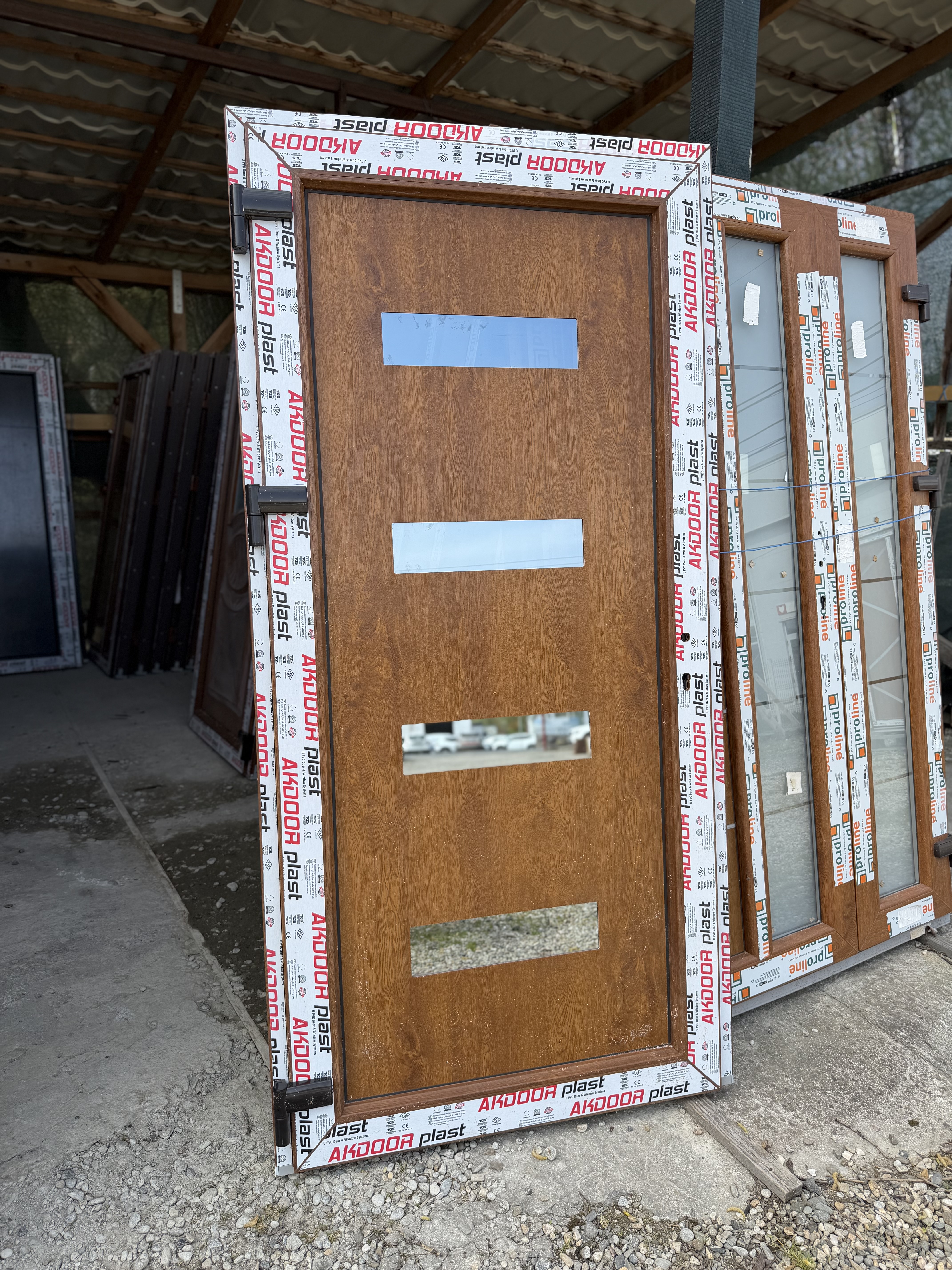 Ușă de intrare stejar auriu cu panel decorativ  - Imaginea 4
