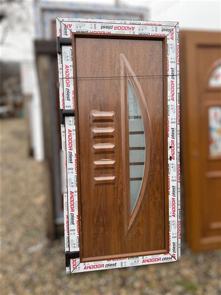 Ușă de intrare stejar auriu cu panel decorativ 