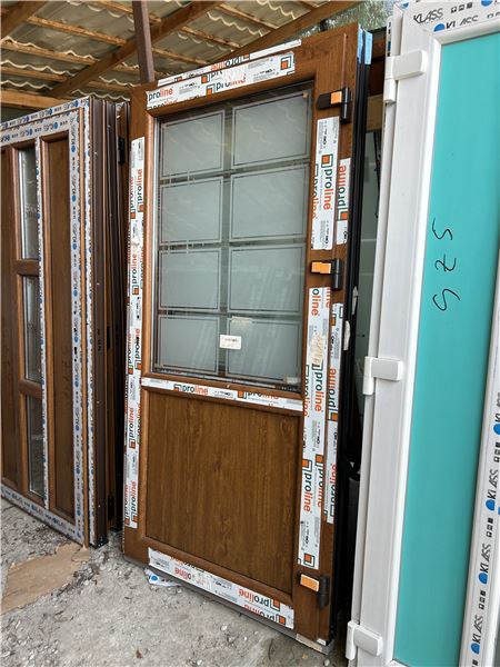 Ușă de intrare cu sticlă sablată  - Imaginea 3