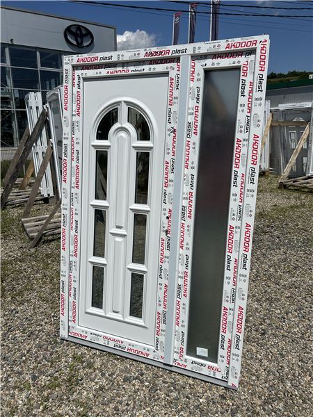 Ușă de intrare dublă cu panel decorativ 