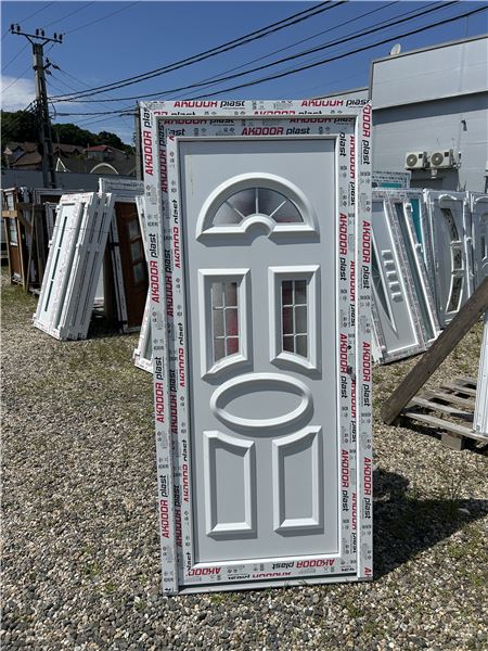 Ușă de intrare alb cu panel decorativ 