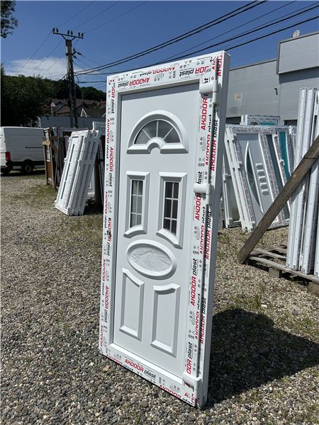 Ușă de intrare alb cu panel decorativ  - Imaginea 3