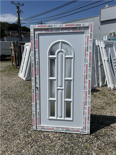 Ușă de intrare cu panel decorativ 110x200