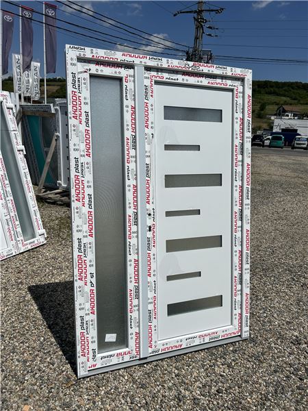 Ușă de intrare dublă cu panel decorativ 