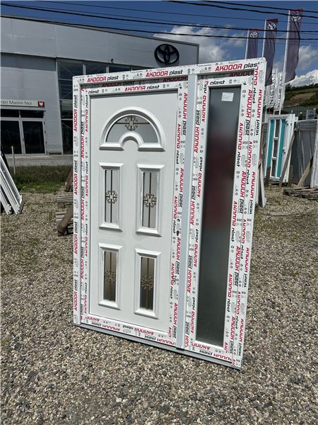 Ușă de intrare cu panel decorativ dublă 