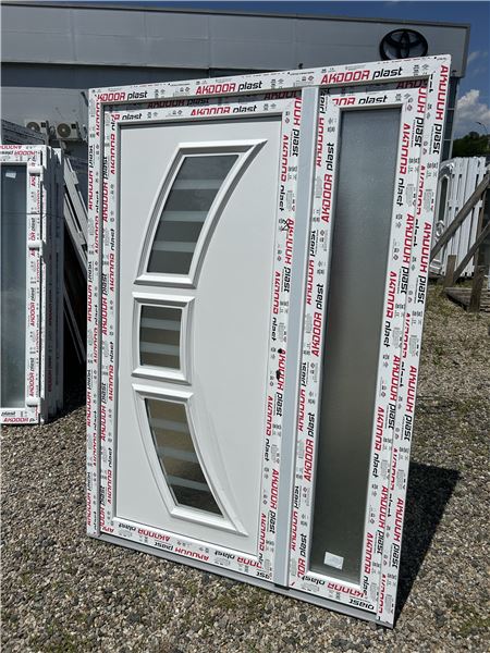 Ușă de intrare dublă cu panel decorativ 