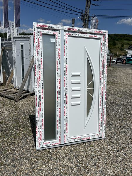 Ușă de intrare dublă cu panel decorativ 
