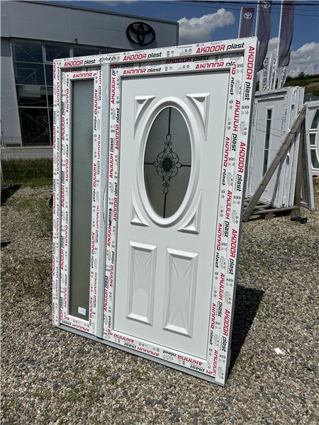 Ușă de intrare dublă cu panel decorativ 