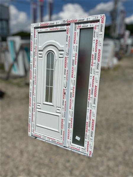 Ușă de intrare dublă cu panel decorativ 