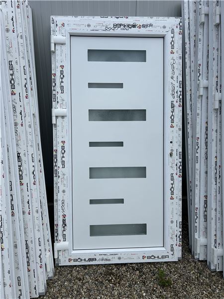 Ușă de intrare alb cu panel decorativ 