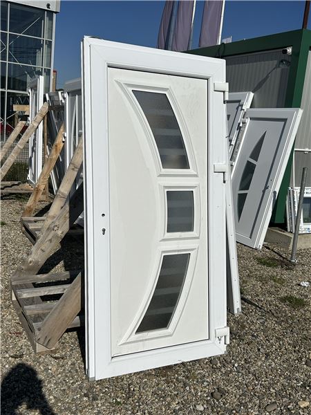 Ușă de intrare alb cu panel decorativ  - Imaginea 4