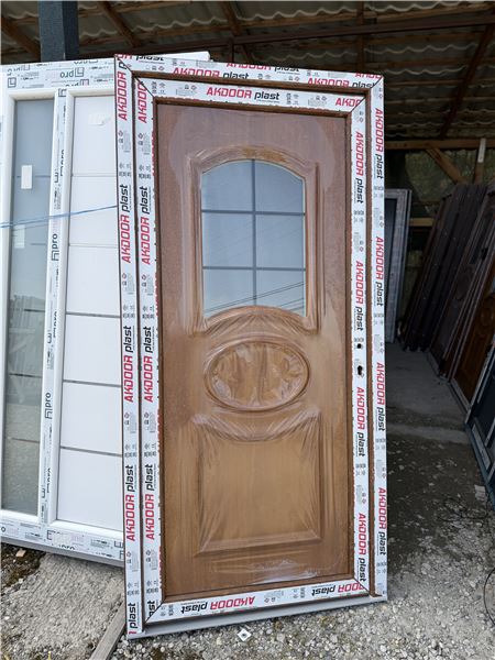 Ușă de intrare stejar auriu cu panel decorativ  - Imaginea 3