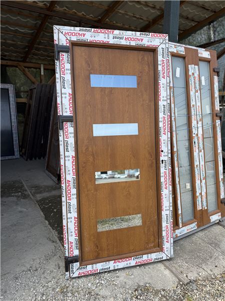 Ușă de intrare stejar auriu cu panel decorativ  - Imaginea 4