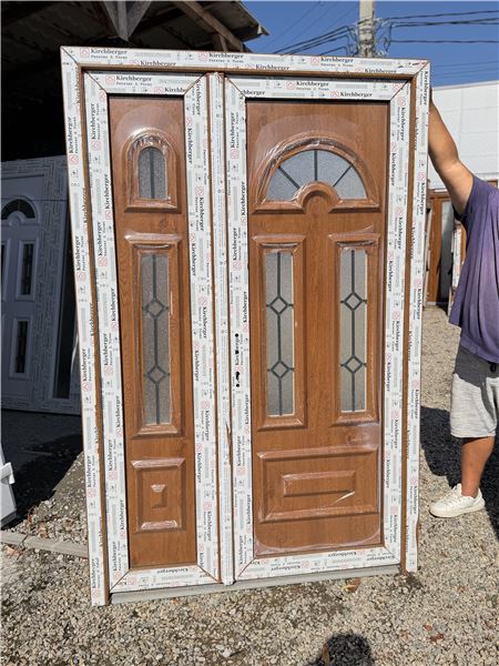 Ușă de intrare dublă cu panel decorativ 