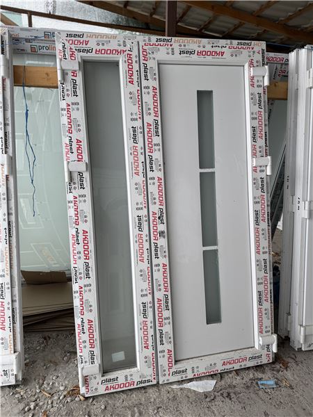 Ușă de intrare cu panel decorativ 