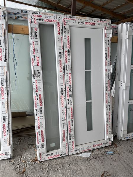 Ușă de intrare cu panel decorativ  - Imaginea 2