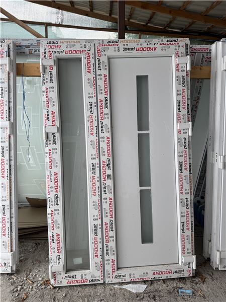 Ușă de intrare cu panel decorativ  - Imaginea 3