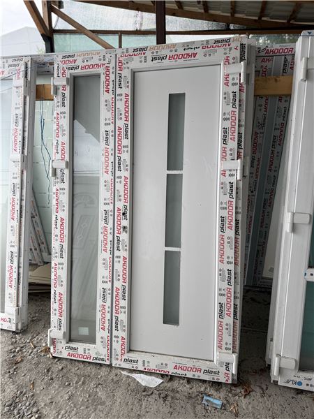 Ușă de intrare cu panel decorativ  - Imaginea 4